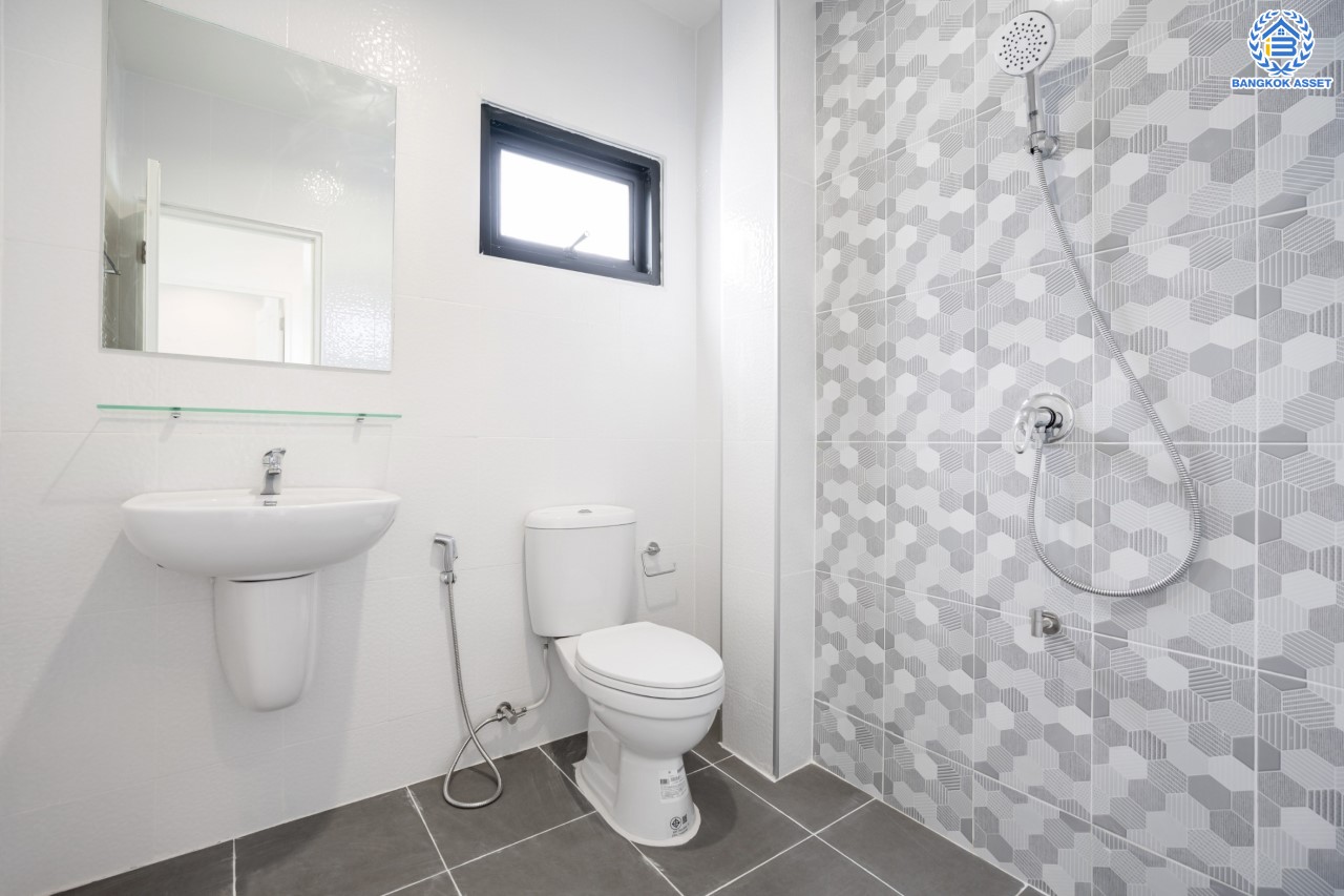 บ้านมือสองตกแต่งใหม่ 3 ชั้น โซนเศรษฐกิจ ซอยนวนิช ปากเกร็ด เนื้อที่ 23 ตร.ว. ฟังก์ชัน 3 ห้องนอน 3 ห้องน้ำ จอดรถได้ 1 คัน บนทำเลเมือง ใกล้เซ็นทรัลแจ้งวัฒนะ จุดขึ้นทางด่วนแจ้งวัฒนะ และรถไฟฟ้าสายสีชมพู "สถานีเลี่ยงเมืองปากเกร็ด"...